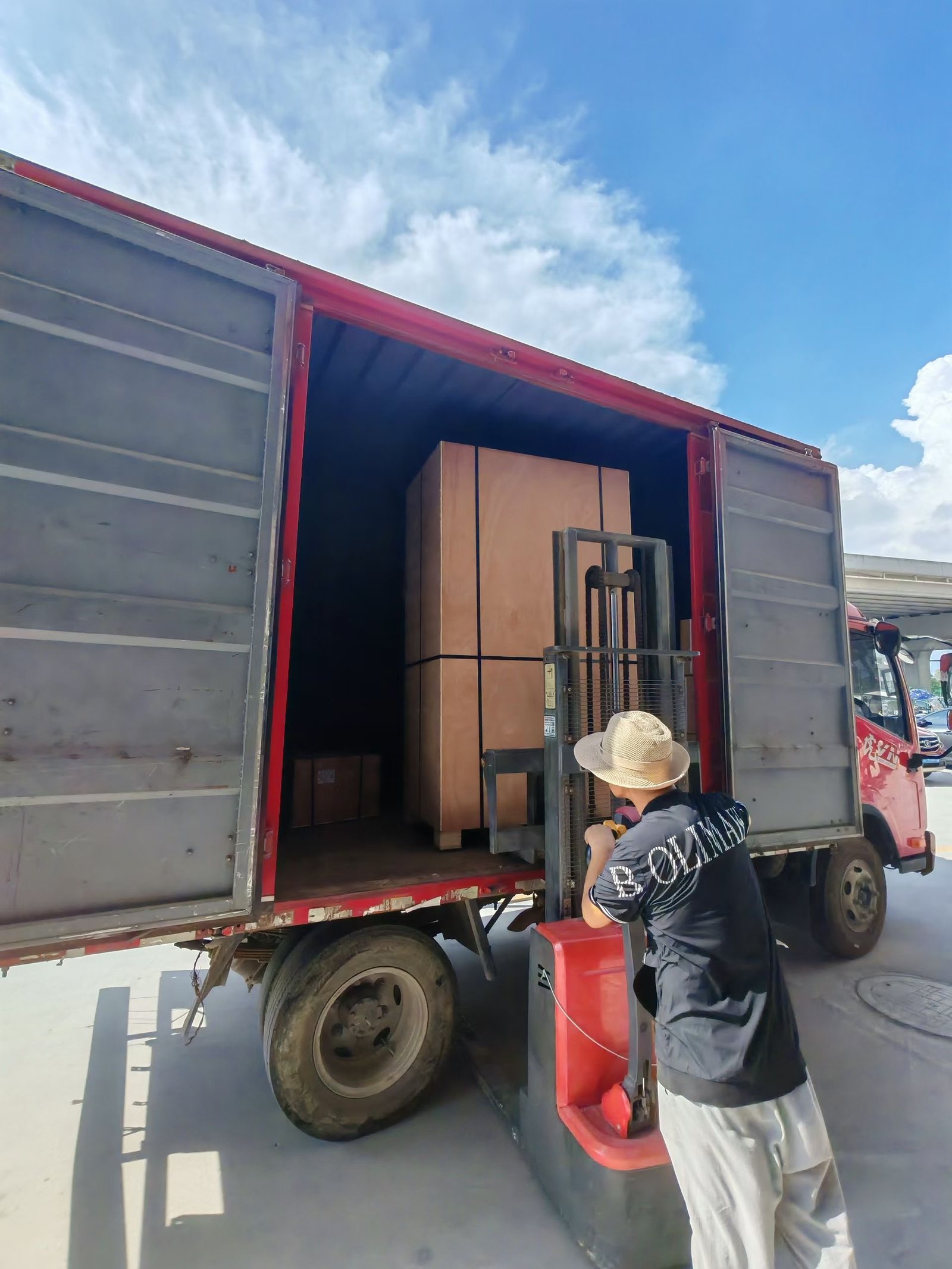 Machine wooden case loading for shipment